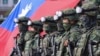 台湾士兵在南部高雄市一个军事演习前进行准备。(2023年1月11日）