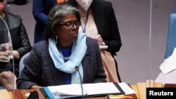 Ambasadorja amerikane Linda Thomas-Greenfield flet gjatë një takimi të Këshillit të Sigurimit të OKB-së