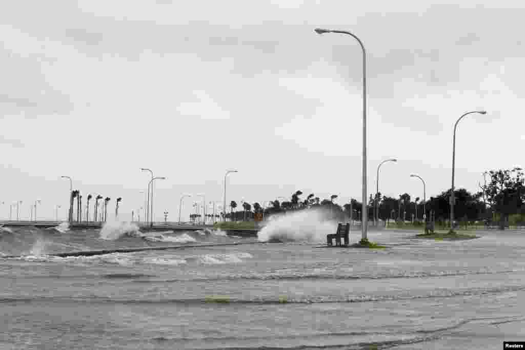 Nước ngập lên khu vực bên ngoài các con đê dọc theo hồ Pontchartrain, thành phố New Orleans. 28/8/2012.