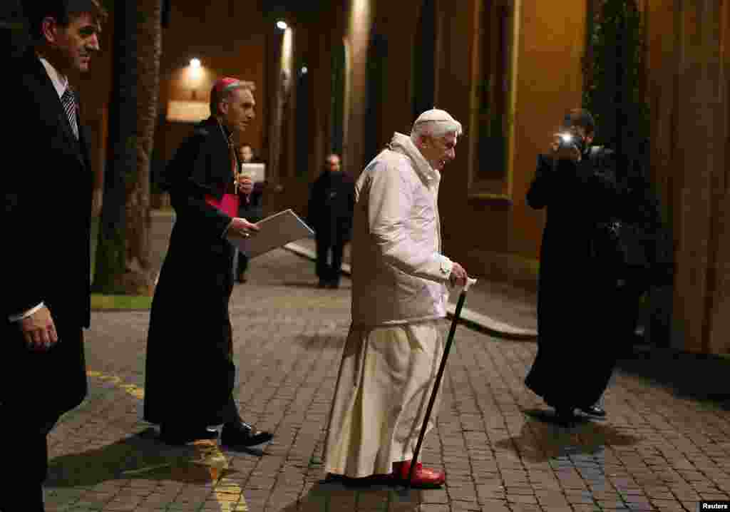 Đức Giáo Hoàng Benedict XVI đến dự cuộc họp tại chủng viện Romano Maggiore ở Rome, ngày 8/2/2013.