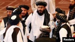 Delegados del Talibán durante las conversaciones con el entonces representantes del gobierno afgano en un encuentro en Doha, Qatar, en septiembre de 2020.