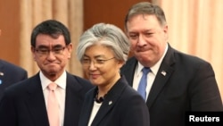 Državni sekretar SAD, Majk Pompeo, sastaje se sa južnokorejskom ministarkom inostranih poslova Kang Kjung-wha i japanskim ministrom inostranih poslova Taroom Konoom u Ministarstvu spoljnih poslova u Seulu, Južna Koreja, 14. juna 2018.