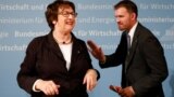 Руководитель аппарата Торгового представителя США Джеймисон Грир получает статуэтку Святого Николая из рук министра экономики и энергетики Германии Бриджит Циприс во время форума G20 в Берлине, Германия, 30 ноября 2017 года. 