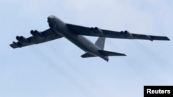 Strateški bombarder B-52 Vazdušnih snaga Vojske SAD (USAF) polijeće iz baze Andersen na Guamu kako bi izveo brzi prelet tokom aeromitinga u Singapuru, 14. februara 2012.