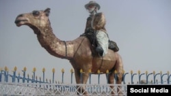 عکس د اکبر بګټي د مجسمې تر ورکېدو مخکې اخیستل شوی