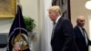 Президент Дональд Трамп входит в комнату Рузвельта в Белом доме в Вашингтоне, 1 ноября 2018 года. Глава аппарата президента Джон Келли справа. (Фото AP/Сьюзан Уолш, архив)