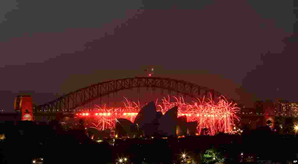 Pháo bông sáng rực chung quanh Nhà hát Opera của Sydney, Australia.
