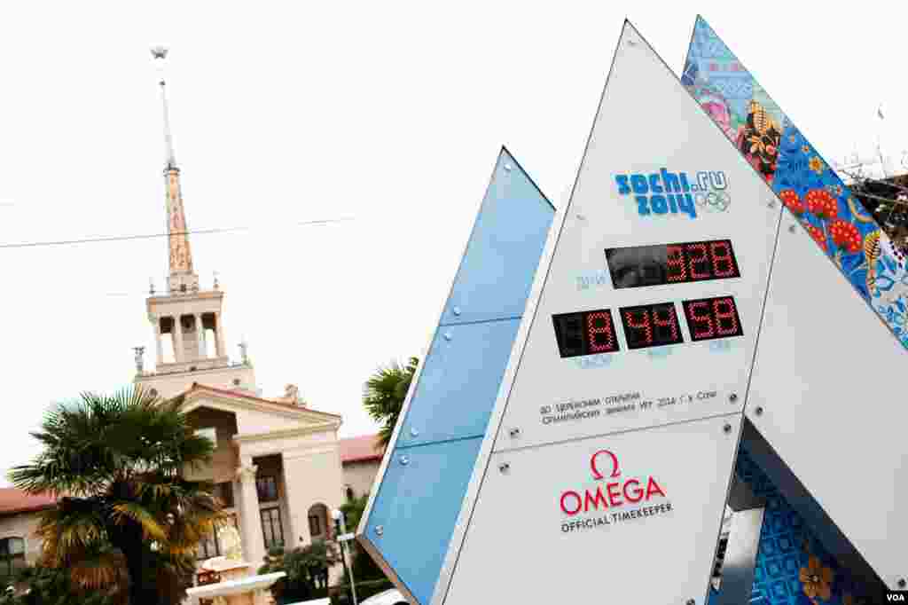Jam digital yang menunjukkan perhitungan mundur sampai 7 Februari 2014, atau pembukaan Olimpiade Musim Dingin di Sochi, Rusia. (V. Undritz/VOA) 