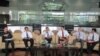 Kepala PPATK Muhammad Yusuf (tengah) memberikan keterangan pers soal pemblokiran dana teroris selama 2015 di kantor PPATK, Jakarta, Senin 28 Desember 2015. (Foto: VOA/Andylala)