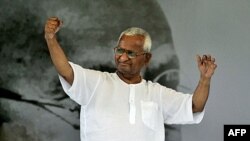 Nhà tranh đấu chống tham nhũng Ấn Ðộ Anna Hazare hoan nghênh những người ủng hộ ông vào ngày tuyệt thực thứ 12 của ông tại New Delhi, ngày 27 tháng 8, 2011