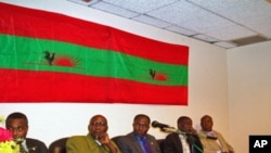 Dirigentes históricos da UNITA, numa conferência de Imprensa em Luanda, pressionam o líder do partido, Isaías Samakuva, a dar passos para a marcação de um Congresso. Da esquerda para a direita estão Abel Chivukuvuku, Samuel Chiwale, Paulo Lukamba Paulo, J