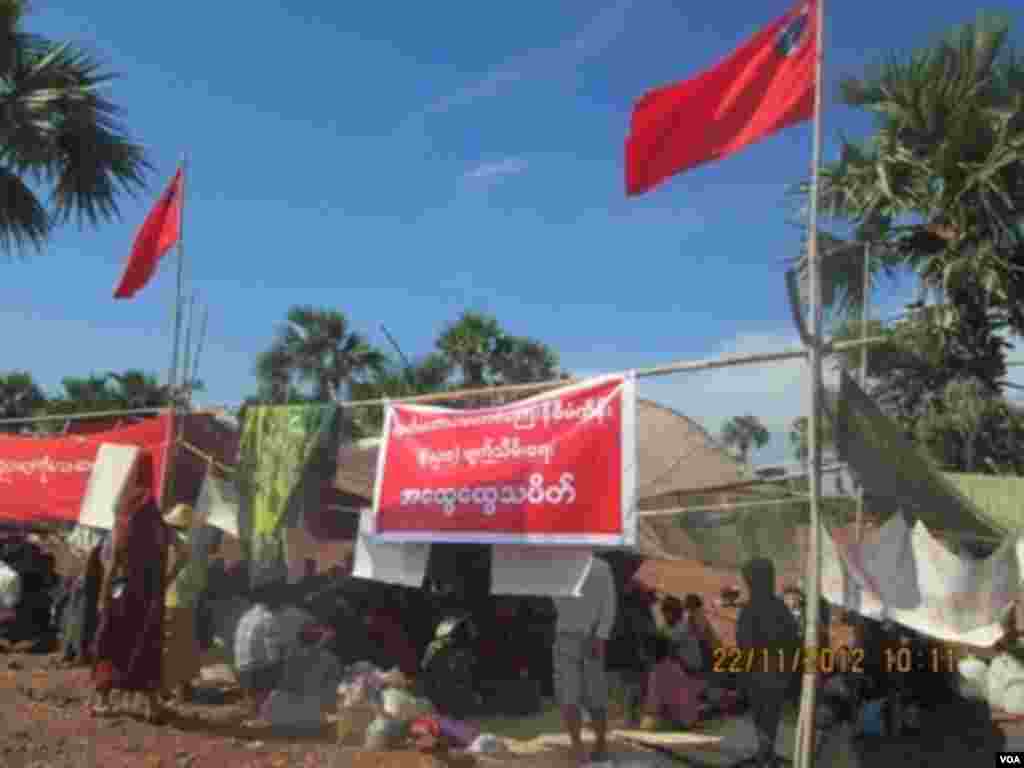 Người biểu tình cắm lều bên ngoài mỏ đồng của Trung Quốc tại Monywa, 22/11/2012 (Ảnh của ban Miến Điện VOA)