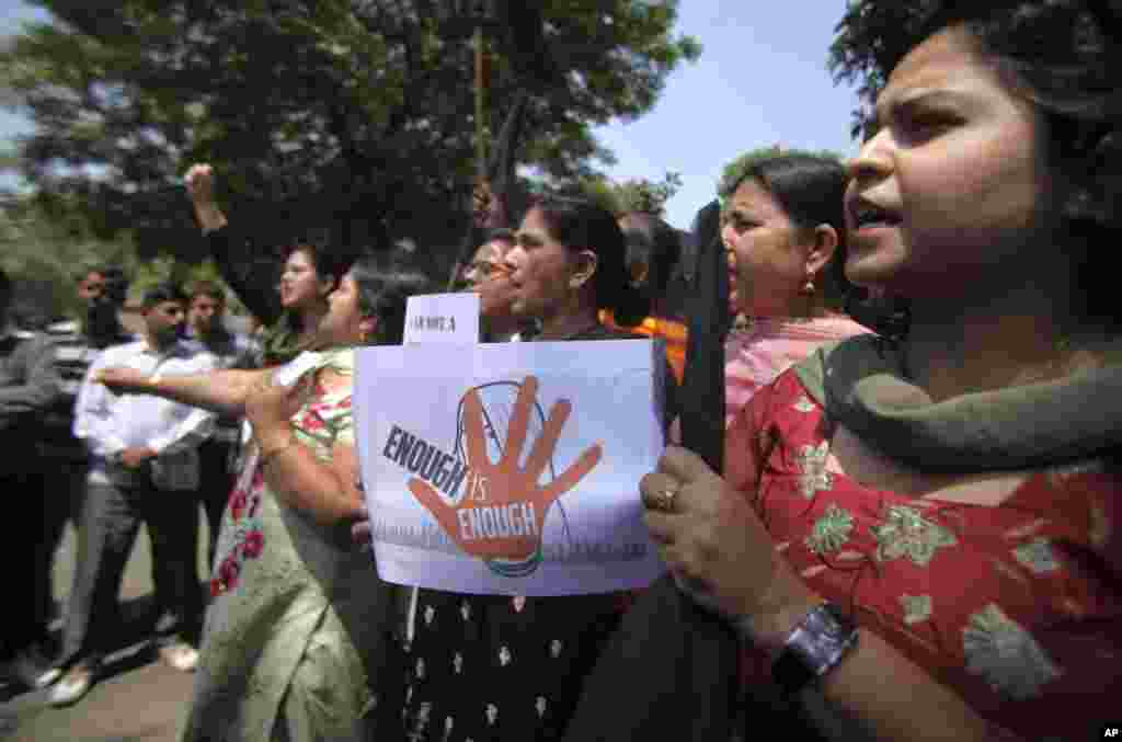 Aktivis perempuan India meneriakkan slogan selama protes atas kelambanan pemerintah India menangani kejahatan seks di wilayah Jammu, pasca terjadinya perkosaan atas seorang anak umur 5 tahun.