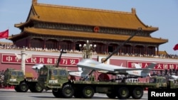 中國為紀念二戰勝利70週年舉行的閱兵式上展示中國造無人機翼龍。（2015年9月3日） 