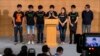 香港大学学生会前会长梁丽帼（右三）