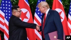 Kim Jong Un i Donald Trump na prvom samitu u Singapuru, jun 2018.