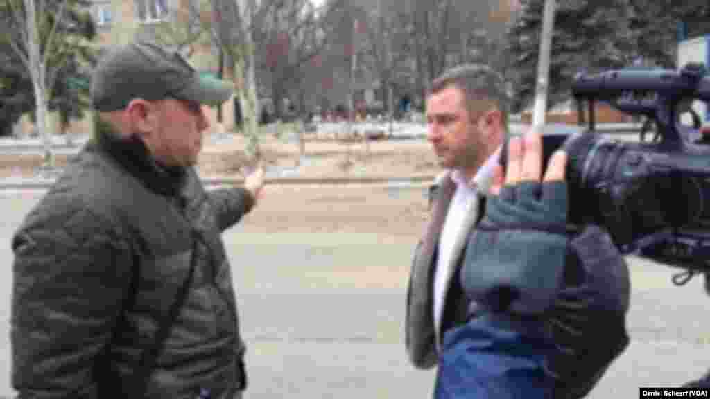 سربازان و خبرنگاران در نزديکی يک موشک منفجر نشده در منطقه مسکونی شهر کراماتورسک واقع در شرق اوکراين است – ۲۱ بهمن ۱۳۹۳ (۱۰ فوريه ۲۰۱۵)