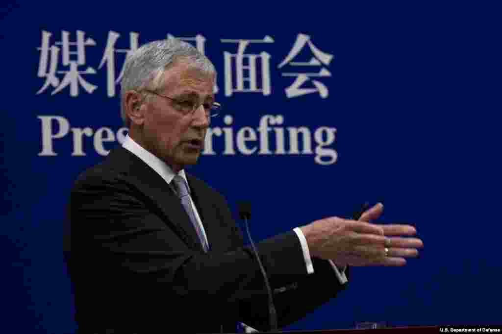 Menteri Pertahanan Chuck Hagel mengadakan konferensi pers gabungan bersama Menteri Pertahanan China Chang Wanquan di Beijing, China, 8 April 2014. (Departemen Pertahanan)