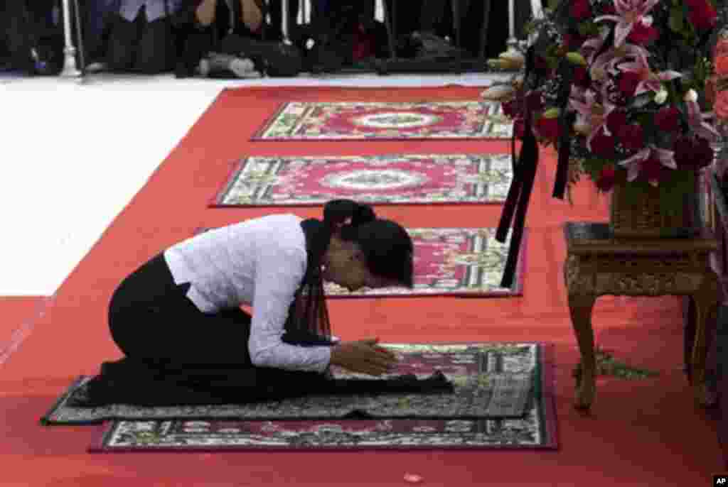 (၆၇) ကြိမ်မြောက် အာဇာနည်နေ့အခမ်းအနားမှာ အမျိုးသားဒီမိုကရေစီအဖွဲ့ချုပ် ဥက္ကဋ္ဌ ဒေါ်အောင်ဆန်းစုကြည် ဖခင်ဗိုလ်ချုပ်အောင်ဆန်းအား ရှိခိုးဦးချ ဂါရဝပြု နေစဉ် (ဇူလိုင် ၁၉၊ ၂၀၁၄။ ဓါတ်ပုံ အေပီ)။ 