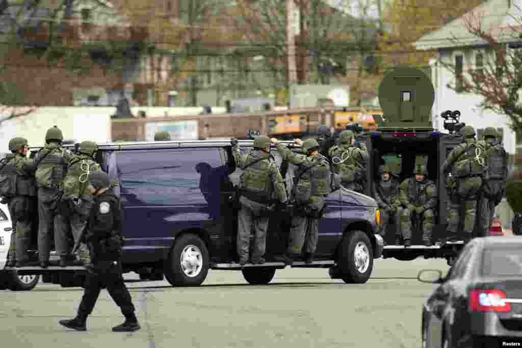 Nhân viên công lực tiến vào khu phố ở thị trấn Watertown, Massachusetts, tìm kiếm Dzhokar Tsarnaev, nghi can còng sống sót.