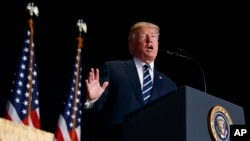Predsednik Donald Tramp obraća se učesnicima nacionalnog Molitvenog doručka 8. februara 2018.