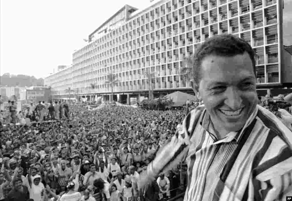 Tổng thống Hugo Chavez phát biểu tại Quảng trường Caracas trong lễ kỷ niệm cuộc đảo chính 1992, ngày 4/2/1998.