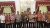 Presiden Joko Widodo bersama Ketua DPR Ade Komarudin beserta pimpinan Fraksi DPR serta para menteri memberikan keterangan pers bersama di Istana Merdeka, Jakarta, 22 Februari 2016 (Foto: VOA/Andylala)