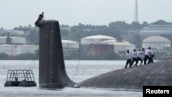 Los miembros de la tripulación trabajan en el submarino ruso de misiles de crucero de propulsión nuclear Kazán, atracado en la Bahía de La Habana, Cuba, el 12 de junio de 2024.