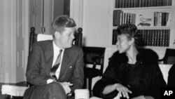 Tổng thống Kennedy nói chuyện với Wilma Rudolph tại Tòa Bạch Ốc sau khi Rudolph giành được 3 huy chương vàng tại Olympic Rome