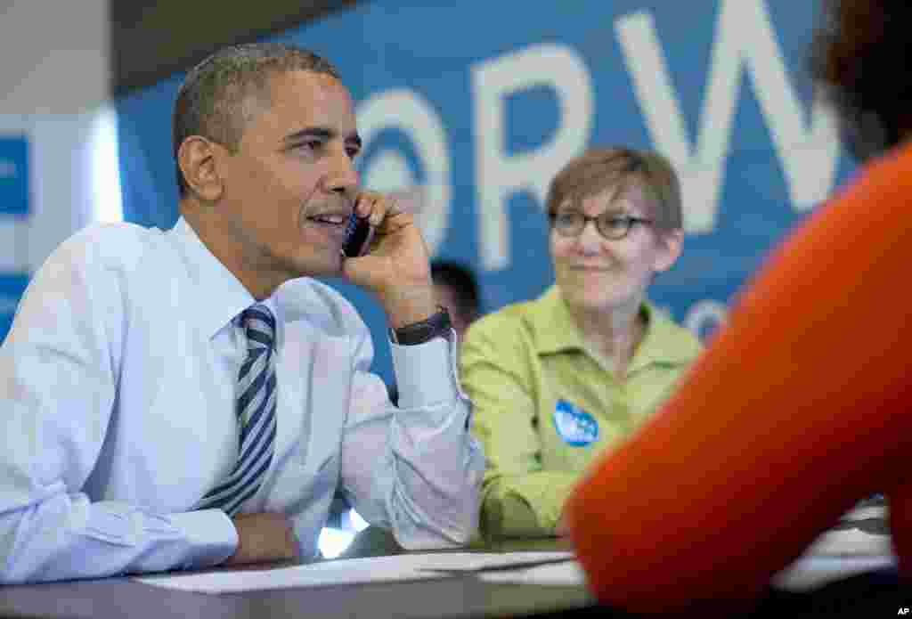 Tổng thống Obama gọi cám ơn các người tình nguyện làm việc trong ban vận động của ông ở tiểu bang Wisconsin trong lúc ông đi thăm một trung tâm kêu gọi cử tri đi bầu cho ông ở Chicago sáng ngày bầu cử. (AP Photo/Carolyn Kaster)