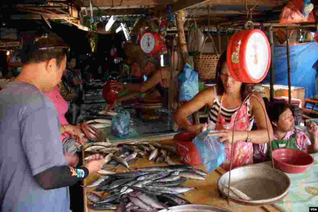 Chợ cá ở Masinloc, Philippines. (D. Schearf/VOA)