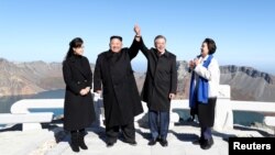 Les couples présidentiels coréens visitent le mont Paektu, Corée du Nord, le 20 septembre 2018.