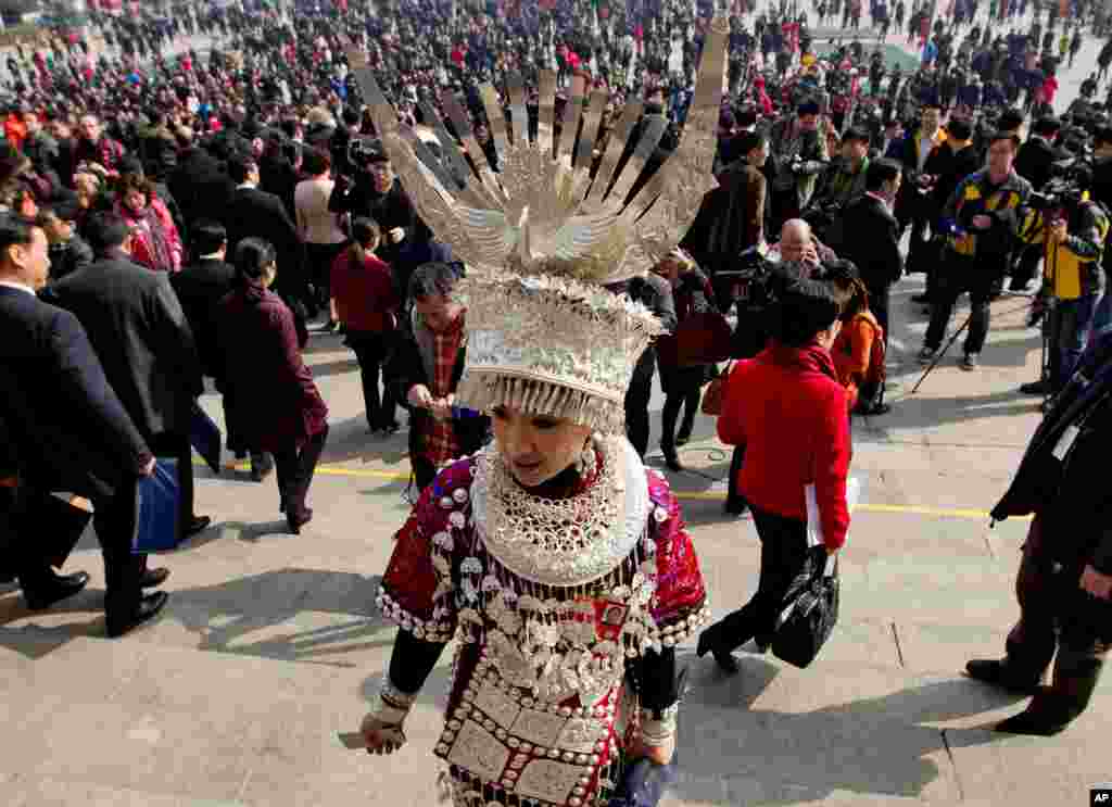 Delegasi perempuan dari suku minoritas setelah menghadiri acara pembukaan Kongres Nasional Rakyat China di Beijing (5/3). (AP/Andy Wong)