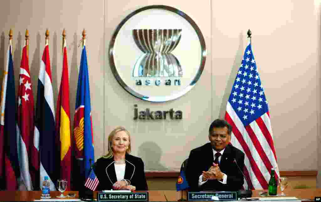 Ngoại trưởng Clinton gặp ông Surin Pitsuwan, Tổng thư ký ASEAN tại Jakarta, Indonesia. 4/9/2012. (AP Photo/Jim Watson, Pool)
