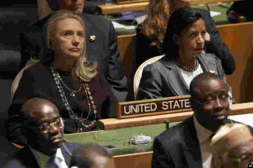 Ngoại trưởng Hoa Kỳ và Đại sứ Mỹ tại Liên Hiệp Quốc Susan Rice nghe bài diễn văn của Tổng thống Obama tại Đại hội đồng Liên Hiệp Quốc. 25/9/2012.