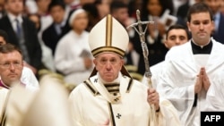 Papa Francis akiongoza ibada ya Krismas katika Kanisa la Mtakatifu Peter, Disemba 24, 2019, Vatican. (Photo by Alberto PIZZOLI / AFP)