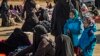 Femmes et enfants du camp de déplacés d'al-Hol géré par les Kurdes dans le gouvernorat d'al-Hasakeh en Syrie, où sont détenues des familles de djihadistes, 14 janvier 2020. (Photo AFP/ Delil Souleiman)