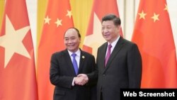 Chủ tịch Trung Quốc Tập Cận Bình tiếp Thủ tướng Việt Nam Nguyễn Xuân Phúc tại Bắc Kinh, 25/4/2019. Photo VTC via Chinhphu.vn