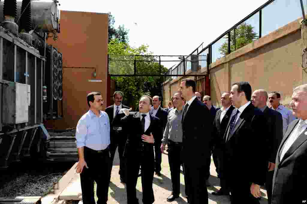Hình ảnh cho hãng thông tấn chính thức SANA của nhà nước Syria cho thấy Tổng thống Bashar al-Assad đến thăm trạm điện Umayyad ở Damascus, ngày 1 tháng 5, 2013.