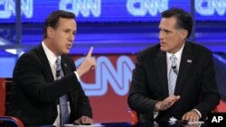 Hai ứng cử viên đảng Cộng hòa Mitt Romney (phải) và Rick Santorum