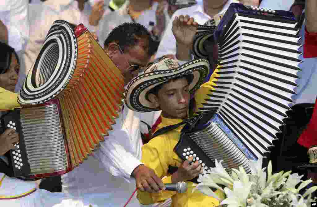 Seorang anak laki-laki Kolombia bermain akordeon di kota Valledupar, Kolombia.