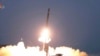 ARCHIVO - Esta imagen tomada de un video difundido por el KRT de Corea del Norte muestra lo que dice es un misil balístico que se lanza desde un lugar no revelado en Corea del Norte, el lunes 20 de febrero de 2023.