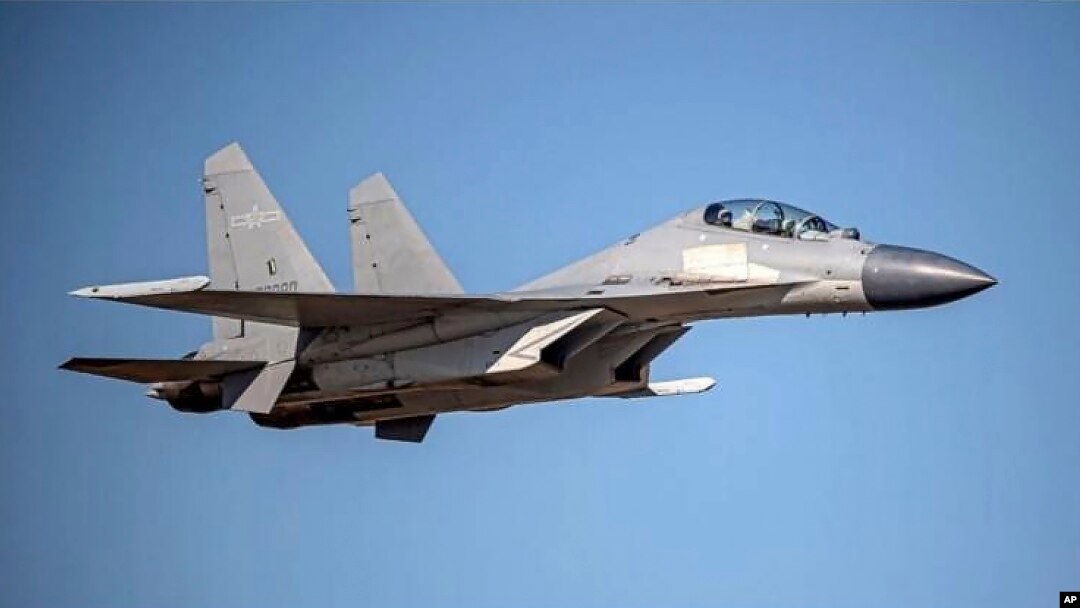 ARHIVA - Kineski avion PLA J-16 (Foto: AP/Taiwan Ministry of Defense)