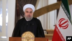 Presiden Iran Hassan Rouhani menyampaikan pidato kenegaraan yang disiarkan melalui televisi secara nasional di Teheran, 13 Oktober 2017. (Foto: dok).