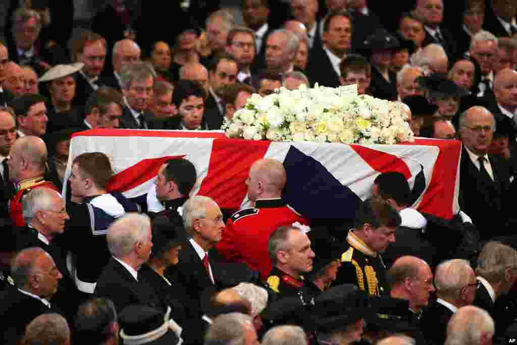 Peti jenazah mantan PM Inggris Margaret Thatcher meninggalkan gereja Katedral St.Paul di London, seusai upacara pemakaman yang dihadiri oleh para pemimpin negara dan tokoh dunia dari 170 negara.