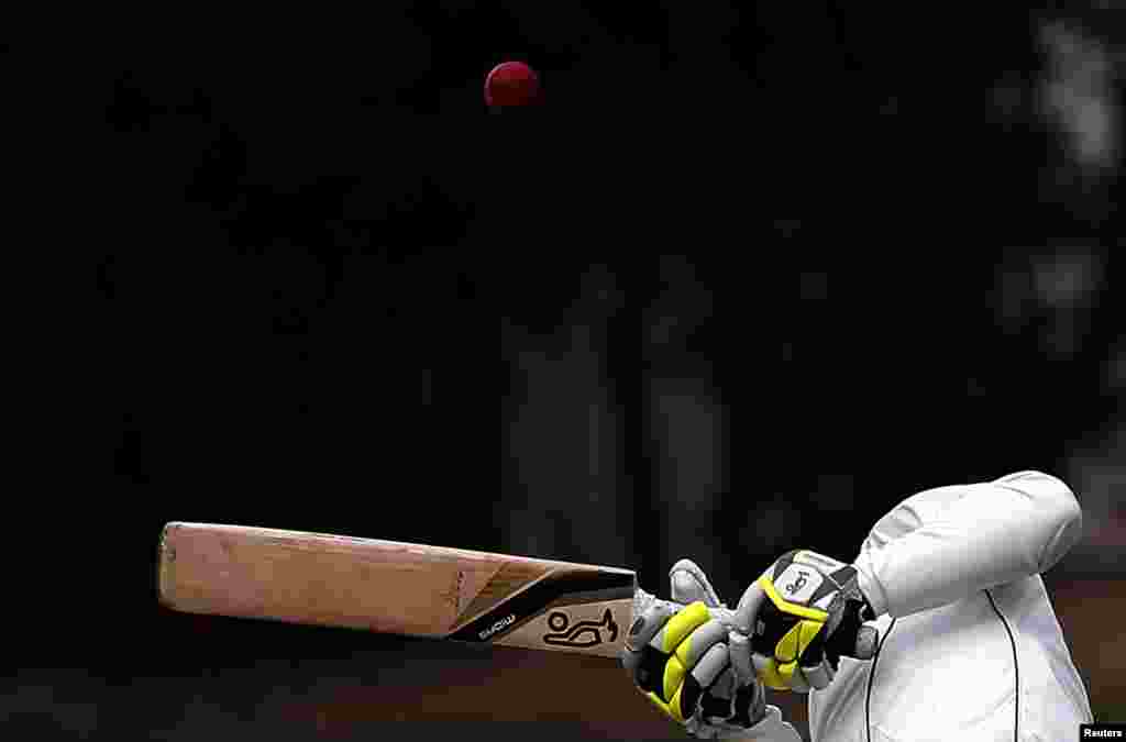 Bruce Martin dari Selandia Baru menghindarkan diri pukulan yang dilakukan Stuart Broad dari Inggris dalam uji coba pertama hari keempat di Universitas Oval di Dunedin, Selandia Baru