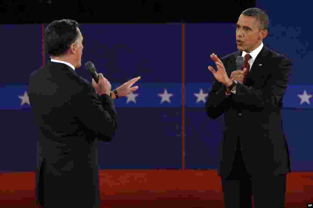 Ứng cử viên tổng thống của đảng Cộng hòa Mitt Romney và Tổng thống Obama tranh luận về chính sách năng lượng tại Đại học Hofstra ở New York, ngày 16 Tháng 10, 2012.