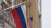 Национальные флаги США и России на здании Посольства Соединенных Штатов в Москве. 13 марта 2025 года. 