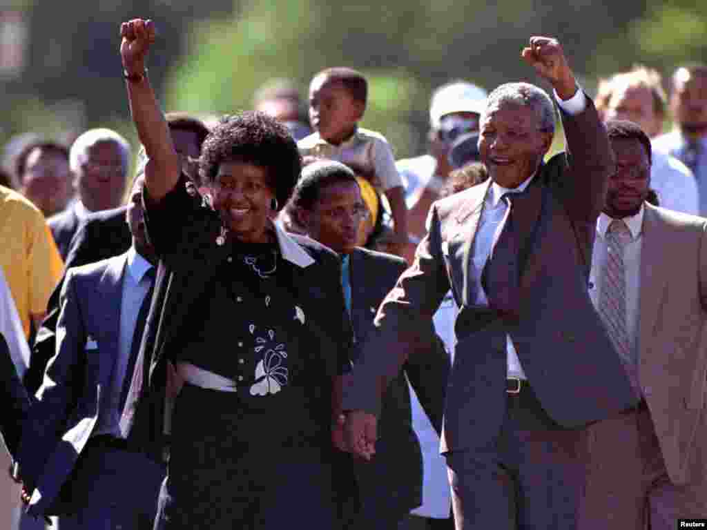 Ông Mandela và bà vợ Winnie, chào mọi người đến chúc mừng trước cửa nhà tù Victor Verster, nơi ông được thả ra ngày 11/2/1990 sau khi bị giam 27 năm.