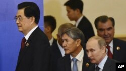 胡錦濤與其他參與上海舉行的上海合作組織會議代表步進會場進行簽字儀(資料照片)